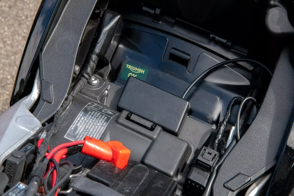 traceur gps relié a la batterie
