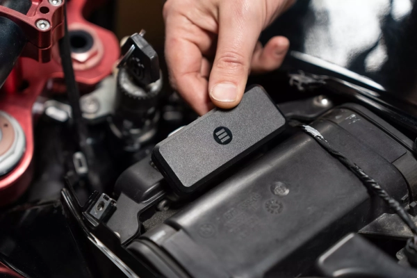 tracker dans une moto