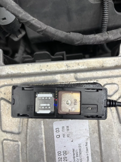 voyant bleu et rouge traceur gps wiretrack